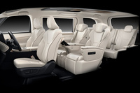 「すべての乗員が自然体でくつろげる乗り心地と乗車空間を目指した」という新型「LM」のインテリア。写真の3列シート車のほか、2列シート車も設定される。