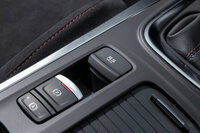 ドライブモードはカスタマイズモードを含め全5種類。センターコンソールの「R.S.ドライブ」スイッチを押せば、「スポーツ」ないし「レース」モードを直接呼び出すことができる。