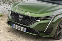 フロントまわりは、彫りの深いスリムなヘッドランプやフック型のデイタイムランニングライトが特徴となっている。