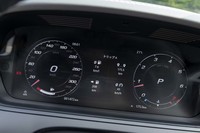 12.3インチの「インタラクティブドライバーディスプレイ」には、写真のような2眼式メーター風の画面のほか、地図を大きく映すこともできる。