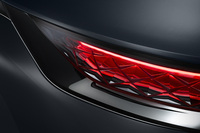 「DS 7クロスバック リーニュノアールBlueHDi」のリアガーニッシュ。シャイニーブラックで仕上げられている。