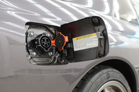 車体右側後部の給油リッドを開けると、そこには給電口が。