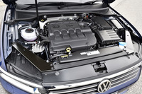 「パサートヴァリアントTDI」の2リッターディーゼルターボは、欧州仕様車とまったく同じ仕様で、日本の環境基準「ポスト新長期排ガス規制」をクリアしている。