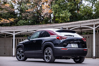 特別仕様車「MX-30ロータリーEVエディションR」のリアビュー。ルーフサイドの差し色に、マツダ初の乗用車「R360クーペ」のルーフ色をモチーフとした「マローンルージュメタリック」が採用される。