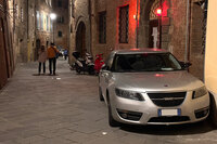 2023年5月、シエナ旧市街で。2010年登録の2代目「サーブ9-5」。以下はいずれも2023年撮影。