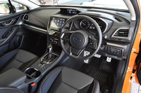 黒とグレーを基調とした内装の各所に、オレンジ色のステッチがアクセントとして入る。「XV」らしい遊び心やアクティブ感を表現したという。