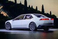 BMWが最新のデザインコンセプト「ビジョン ノイエクラッセ」を世界初公開の画像