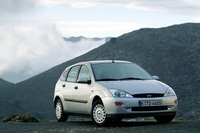 初代の5ドアモデル。後輪にはマルチリンク式サスペンションが採用されていた。