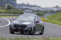 リアのモーターは他の「ノート」シリーズの4WDモデルよりも強力な最高出力82PS/最大トルク150N・mを発生。ピークパワーの強化ではなく、コーナリング時により後輪寄りにトルクを配分することを目的としている。