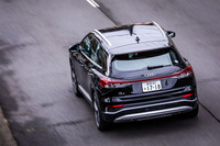 総容量82kWhのリチウムイオンバッテリーを前後アクスル間の床下に搭載。一充電あたりの航続可能距離は576km(WLTCモード)と発表されている。