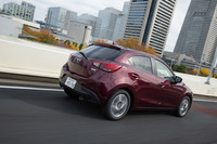 操安関係では電動パワーステアリングの特性についても変更。切り始めのすっきり感と切り込んだところの手応えをアップさせてリニアなコントロール性を実現したという。