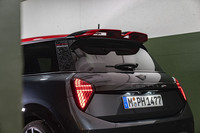 かつての高性能モデル「ジョンクーパーワークスGP」をイメージした3ドアと5ドアのMINI、限定発売の画像