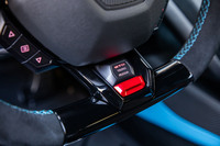 ステアリングホイール下部のスイッチで切り替えるドライビングモード「ANIMA」は、STO専用に新開発された。通常走行用の「STO」、サーキット向きの「Trofeo」、ウエット路面用の「Pioggia」という3つのモードを用意している。