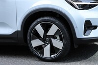 「XC40リチャージ」の上級グレード「アルティメット」には20インチホイールが装着される。タイヤの幅はリアのほうが20mm広く、偏平率は前後で異なる。