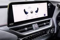 12.3インチのタッチディスプレイを用いて、マルチメディアのコントロールや各種の車両設定が直感的かつ簡単に行える。写真は「シート空調」メニューを表示した様子。
