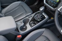 変速機はスバル車ではおなじみのチェーン式CVT「リニアトロニック」。斜めにレイアウトされたカップホルダーは中身が取り出しやすい。