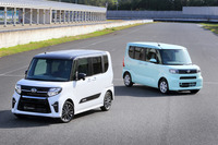 新型「ダイハツ・タント」(右)と「タントカスタム」(左)。