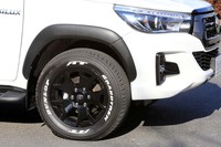 「Z“ブラックラリーエディション”」では、ブラック塗装の18インチアルミホイールに、ホワイトレターの265/60R18サイズタイヤを装着している。