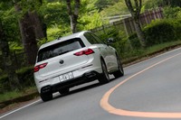 搭載される1.5リッター直4ターボエンジンは48Vのマイルドハイブリッド化が施されている。コースティングや2気筒休止走行などを頻繁に繰り返し、とにかく低燃費を目指すユニットだ。