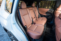 2列目シートは前後スライドとリクライニングが可能。ベンチシートのみの設定となっている。