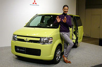 発表会場には、CMキャラクターの江角マキコさんも姿を見せ、キメの“スライドドア”ポーズを披露した。