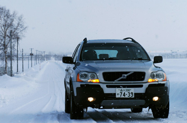 【スペック】2.5T:全長×全幅×全高=4800×1900×1780mm/ホイールベース=2855mm/車重=2100kg/駆動方式=4WD/2.5リッター直5DOHC20バルブターボ・インタークーラー付き(209ps/5000rpm、32.6kgm/1500rpm〜4500rpm)/車両本体価格=615.0万円(テスト車=674.0円//アンダープロテクションプレート=4.4万円/リアスキッドプレート=5.3万円/スノーブレード=1.5万円/カーナビゲーションシステムHDX300=20.6万円/アルミホイール“Neptune”=6.3万円/プレミアムサウンド・オーディオシステム=5.0万円/サンルーフ=16.0万円)