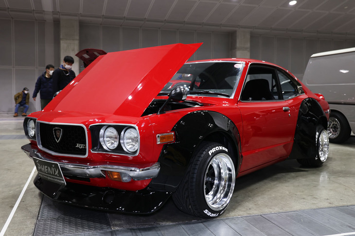 フェニックスが展示していた「マツダ・サバンナRX-3」。遠目に見ても塗装がテロンテロンで妙な質感だと思っていたら、アオシマの1/64スケールのダイキャストミニカーであるグラチャンコレクションのRX-3を1分の1で再現してみたとのこと。通常とは逆のモデルカーの実車化というわけで、筆者が仕上げに違和感を覚えたのは製作者の狙いどおりだったわけだ。