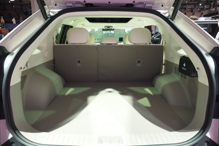 新型「ネッソ」の荷室。後席使用時の荷室容量は510リッター。リアシートの背もたれを前方にすべて倒すことで最大1630リッターにまで拡大できる。