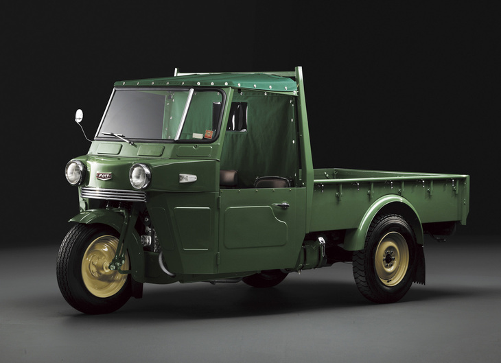 ダイハツのミュージアム、ヒューモビリティワールドの所蔵車両である1957年「ダイハツSKC7型」。751cc空冷Vツインエンジンを搭載し、バーハンドルで二輪のようにまたがって乗る三輪トラック。最大積載量750kg。