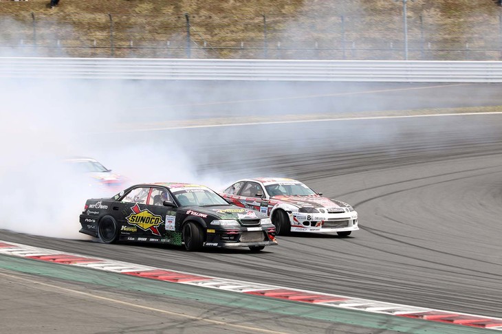 サーキットプログラムで最も観客が白熱するのが「D1GPエキシビション」。D1GPの本番さながらに、ドライバーたちはすご腕のドリフトテクニックを披露する。特に複数台が同時にコーナーでドリフトを披露する“追走”では、接触してしまうのではないかと思うほどに車両同士が接近。見るものも思わず手に汗を握ってしまう迫力だ。