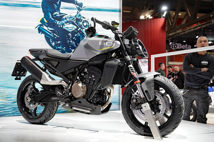 ハスクバーナはEICMA前に発表した新型車「ヴィットピレン801」を出展。先に発売されたスクランブラースタイルの「スヴァルトピレン801」とプラットフォームを共有しており、前後にロードスポーツタイヤを装着し、よりロード寄りのサスペンションセッティングを施すなどして“ロードスター”に仕立てられている。ハンドルはバータイプで、やや幅広で低い位置に配置されているとはいえ、前モデルのセパレートハンドルから比べるとライダーの前傾姿勢は穏やかになっている。