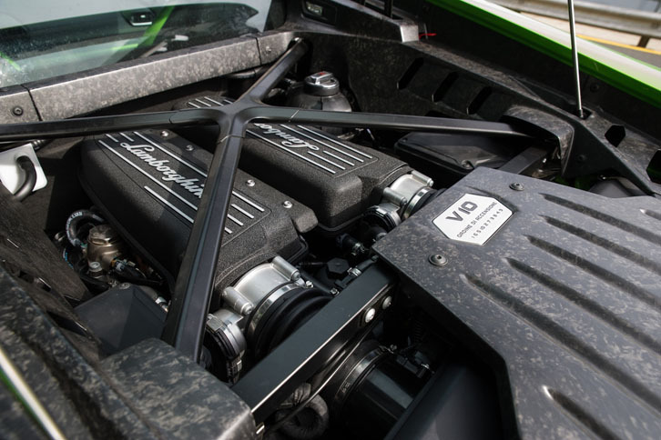 5.2リッターのV10自然吸気ユニットの最高出力は610psから580psに抑えられた。最大トルクは55.1kgm。わずか1000rpm時にその75%を発生させる設定になっている。