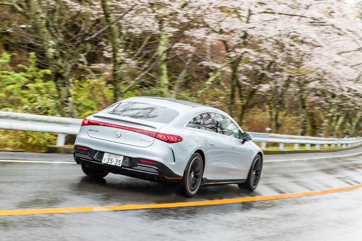 【メルセデスAMG EQS53 4MATIC+のスペック】
	ボディーサイズ:全長×全幅×全高=5225×1925×1520mm/ホイールベース:3210mm/車重:2670kg/駆動方式:4WD/フロントモーター:交流同期電動機/リアモーター:交流同期電動機/フロントモーター最高出力:237PS(174kW)/4858-6937rpm/フロントモーター最大トルク:346N・m(35.3kgf・m)/0-4858rpm/リアモーター最高出力:422PS(310kW)/4918-6886rpm/リアモーター最大トルク:609N・m(62.1kgf・m)/0-4822rpm/システム最高出力:658PS(484kW)/システム最大トルク:950N・m(96.9kgf・m)/タイヤ:(前)275/40R21 107W XL/(後)275/40R21 107W XL(ミシュラン・パイロットスポーツEV)/一充電走行距離:601km(WLTCモード)/交流電力量消費率:221kWh/km(WLTCモード)/価格:2372万円
	
	【取材時の電費データ】
	テスト距離:253.6km(市街地1:高速道路7:山岳路2)/消費電力量:--kWh/参考電力消費率:3.6km/kWh(車載電費計計測値)