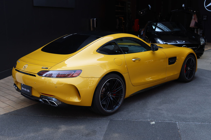「メルセデスAMG GT63 4MATIC+ クーペ」の発表会場に展示された、初代「メルセデスAMG GT」。