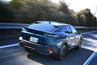 プジョー408 GTハイブリッド(FF/8AT)/マセラティ・グレカーレ トロフェオ(4WD/8AT)/ルノー・カングー ヴァリエテ カラーバンパー(FF/7AT)【試乗記】の画像