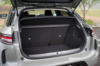 荷室の容量は350リッター。後席の背もたれを倒すことで1050リッターに拡大できる。