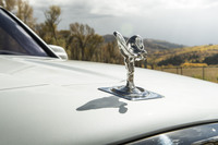 ボンネットの先端には、ロールス・ロイスの象徴たるマスコット「スピリット・オブ・エクスタシー」が配置される。