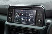 8インチのタッチスクリーンはディスクスロット付き。各種温度計やアクセル開度計などを好みに応じてレイアウトできる。