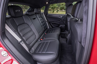 前席と同じく後席左右のヘッドレストにも「GTS」ロゴの刺しゅうが入る。背もたれには40:20:40の分割可倒機構が備わっている。