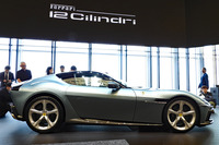 FRならではのプロポーションと、帯状の太いキャラクターラインが力強い「12チリンドリ」のサイドビュー。アメリカ車好きの記者としては、いささか“好み”とは異なるデザインのクルマだが、それでもそのカッコよさにはシビれた。