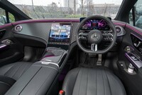 「EQE350+」では助手席前方にも画面をレイアウトしてダッシュボード全体をガラスで覆った「MBUXハイパースクリーン」は選べない。グレーのパネルには小さなスリーポインテッドスターがあしらわれる。