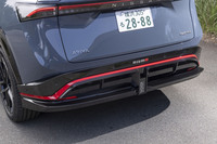 リアバンパーも専用デザインで、下部はディフューザーのような形状に。車両全体では空気抵抗を増やすことなく最大ダウンフォース量を増大させている。