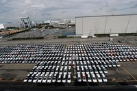 輸出車両がずらりと並べられたふ頭と東扇島物流センターの様子。川崎港は、5港あるスバルの輸出拠点の中でも最大の規模を誇る。