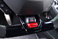 ステアリングホイールのボトム部分には、ドライビングモード切り替え機構「ANIMA(アニマ)」のスイッチが付く。