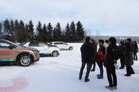 試乗プログラムの合間に、本イベントのために用意された試作車を前に休憩するメディア関係者とボッシュのスタッフ。