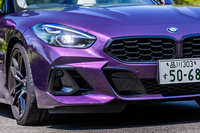 ヘッドランプがブラック化され、BMWデザインの象徴であるキドニーグリルの内部も水平基調の新意匠でリニューアル。バンパー左右に備わるエアインテークのインナーパネルも新形状に変更されている。