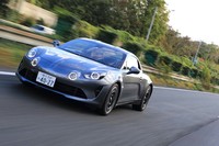 パワーユニットは「ルノー・メガーヌR.S.」と基本を同じくする1.8リッター直4ターボ。「A110」用に独自のチューニングが施されている。