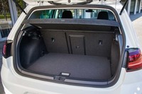 ラゲッジルームの容量は341リッター~1231リッター。フロア下に走行用バッテリーを搭載するため、エンジン搭載車(380リッター~1270リッター)と比べると、若干狭くなっている。