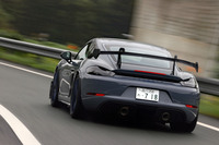 ボディーについてはボンネットやフロントフェンダーなどを炭素繊維強化樹脂(CFRP)とすることで軽量化を追求している。