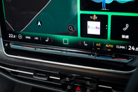 スクリーンの基部にはエアコンの温度とオーディオのボリューム用のタッチスライダーを搭載。これ自体は改良前からの装備だが、イルミネーションが内蔵されたのがトピックだ(以前は夜間はほとんど操作できなかった)。